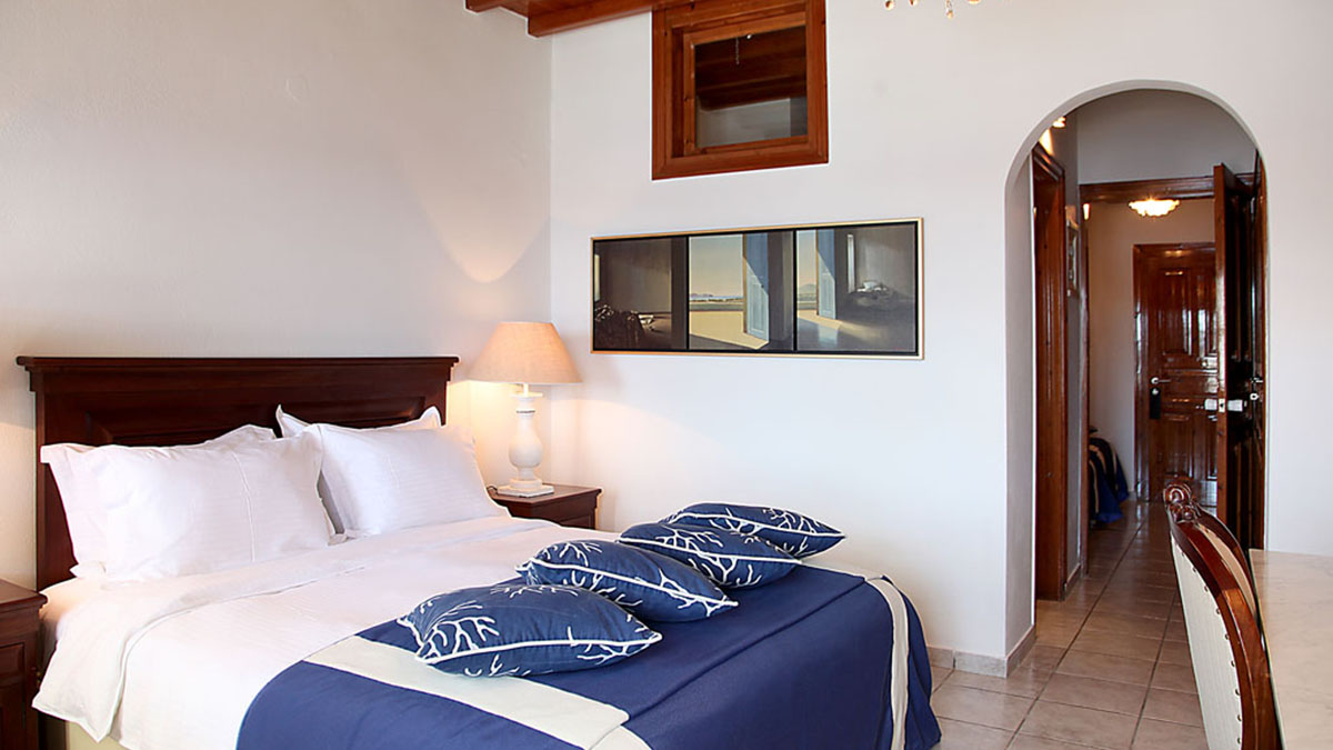 Elegant Suite with Modern Designed Bathtub inside the room